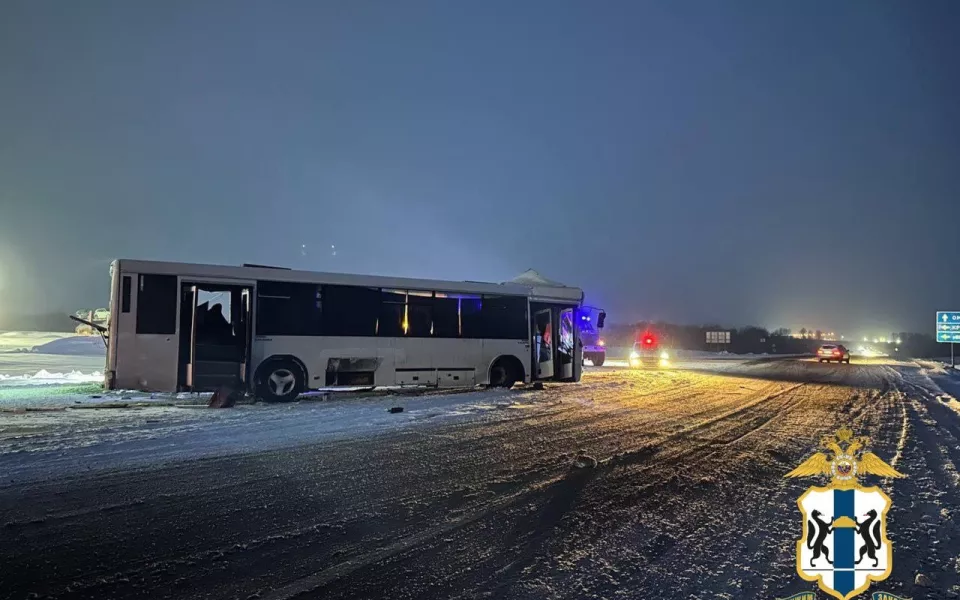 На новосибирской трассе люди выпали из автобуса при ДТП с фурой
