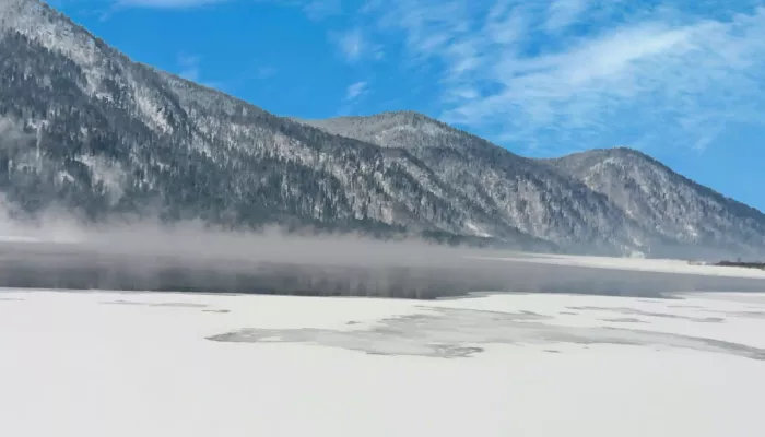 Завораживающее зрелище: в Алтайском заповеднике засняли парящее Телецкое озеро. Фото