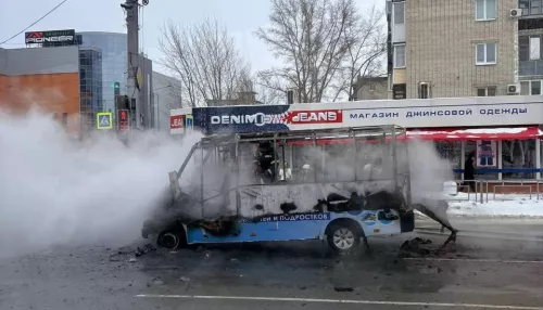 Появились фото с места пожара в маршрутке у ТЦ Пионер в Барнауле