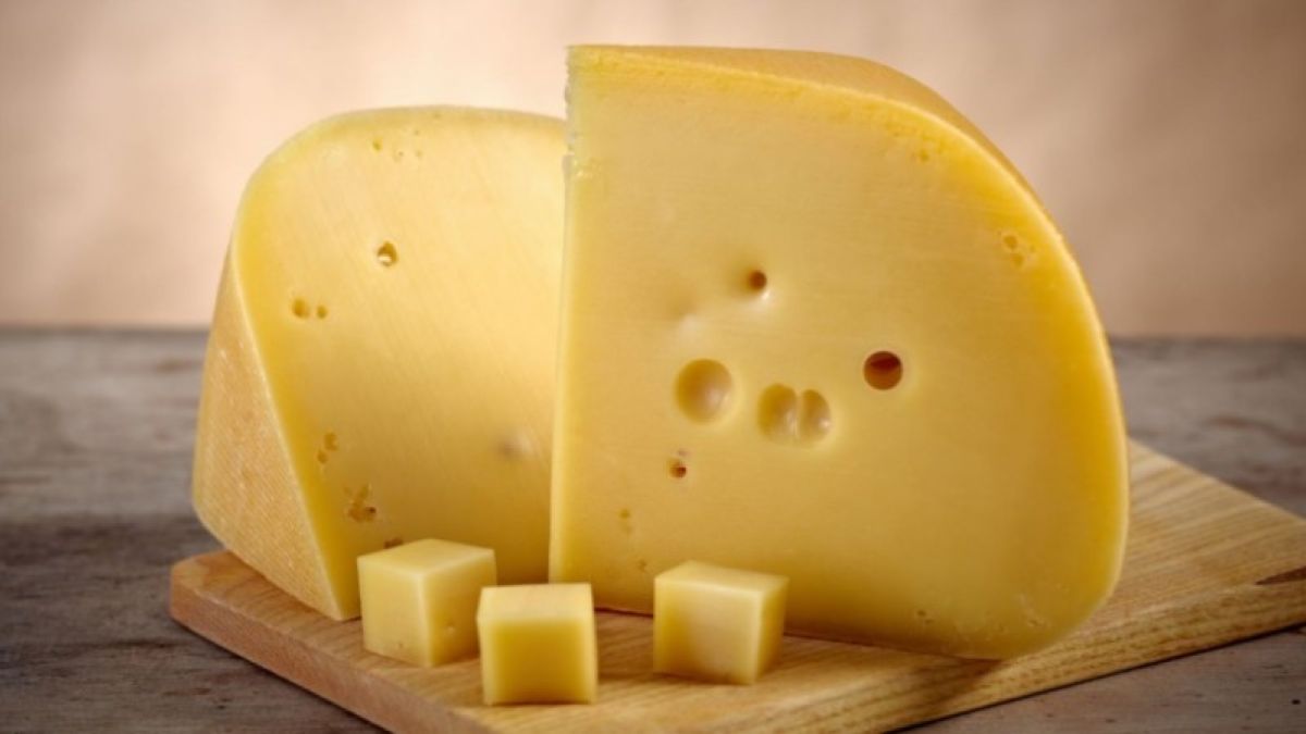 Вор-рецидивист украл 14 кусков сыра из продуктового магазина в Барнауле