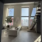 Двухуровневую квартиру с потолками 5,5 метра продают в Барнауле за 25,5 млн рублей