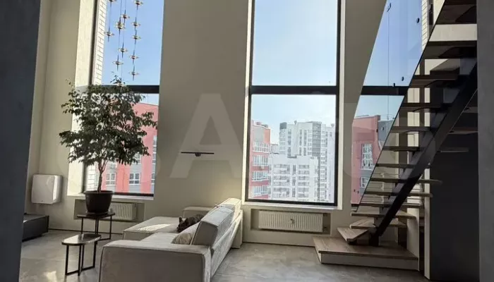 Двухуровневую квартиру с потолками 5,5 метра продают в Барнауле за 25,5 млн рублей