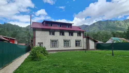 Огромный гостевой коттедж продают в Горном Алтае почти за 50 млн рублей. Фото