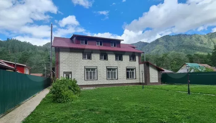 Огромный гостевой коттедж продают в Горном Алтае почти за 50 млн рублей. Фото