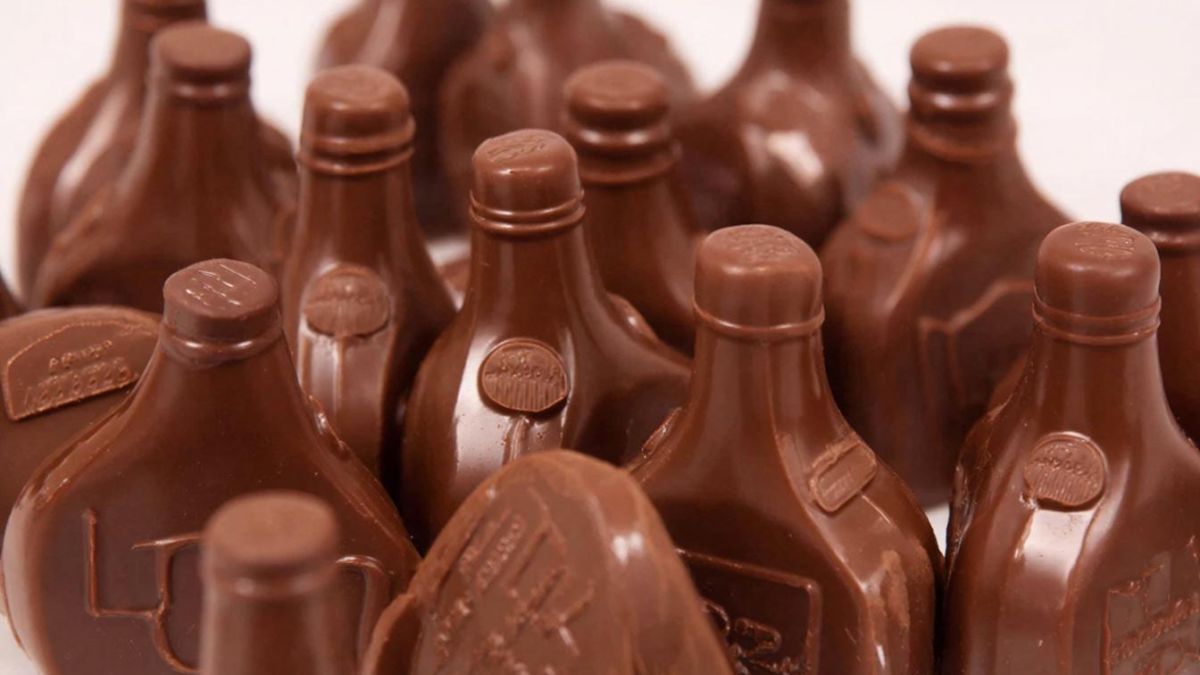 Шоколадные конфеты в форме бутылок