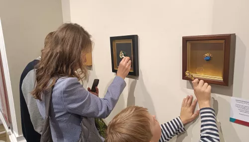 1,4 мм праздника: мастер создал микро Деда Мороза с лосенком в игольном ушке. Фото