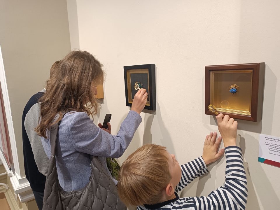 Работы Владимира Анискина на выставках посетители рассматривают через увеличительные стекла