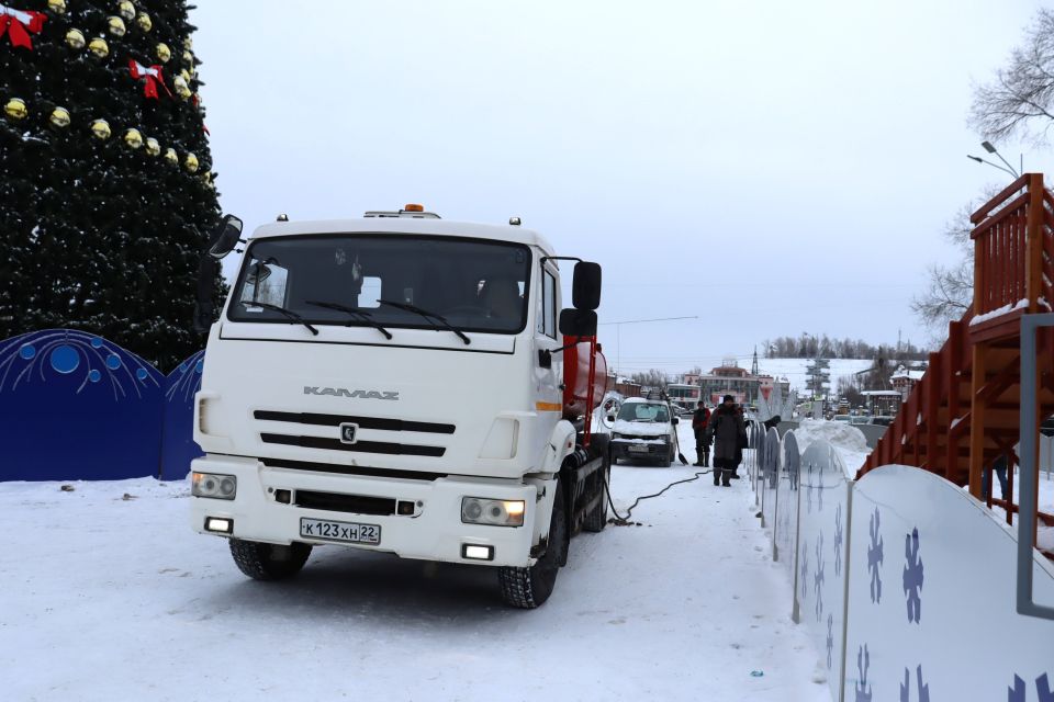 "Росводоканал Барнаул" помог в создании новогодней горки на площади Свободы