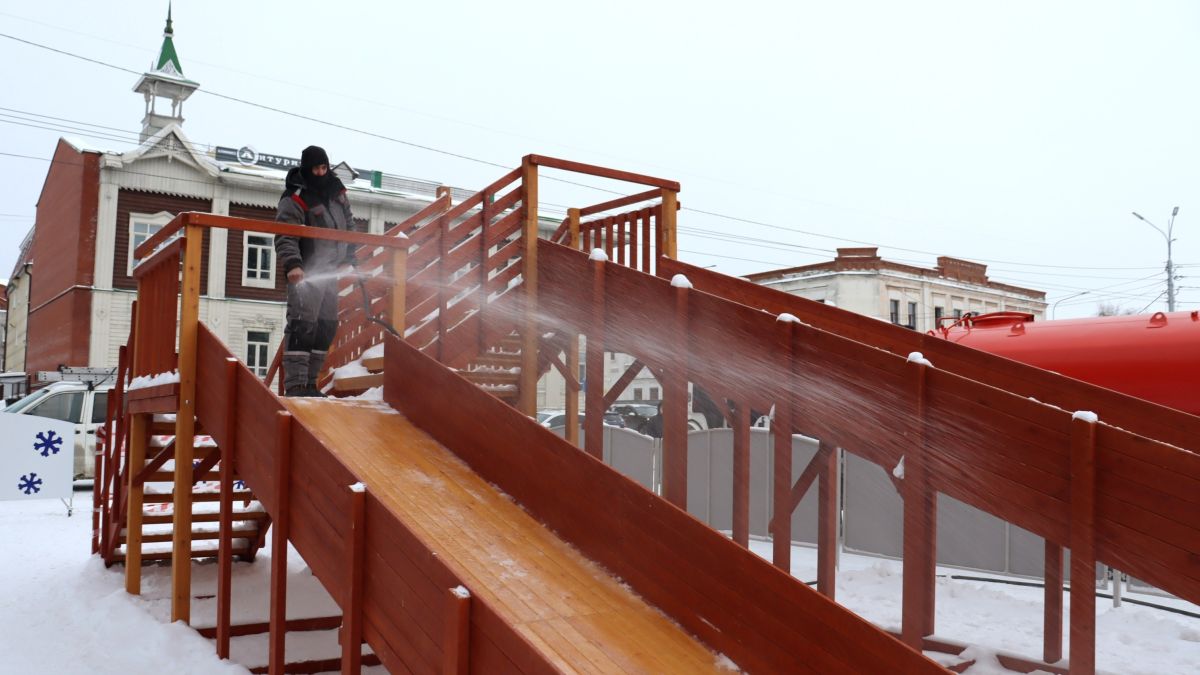 "Росводоканал Барнаул" помог в создании новогодней горки на площади Свободы