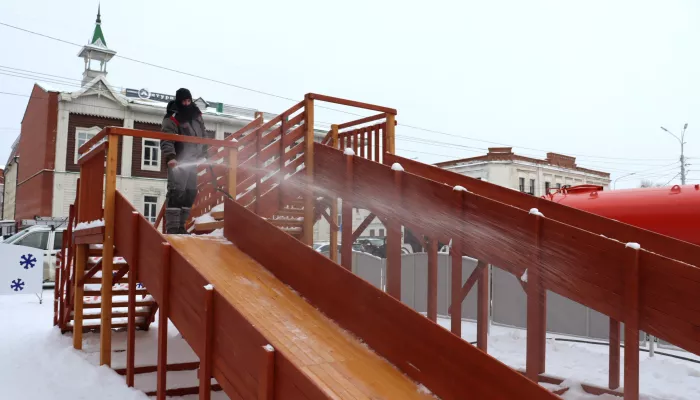 Росводоканал Барнаул помог в создании новогодней горки на площади Свободы