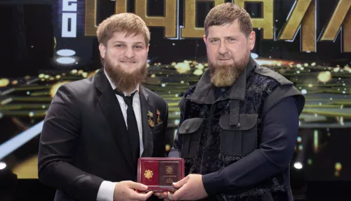 Сын Рамзана Кадырова получил награду — ему ее вручил отец. Фото