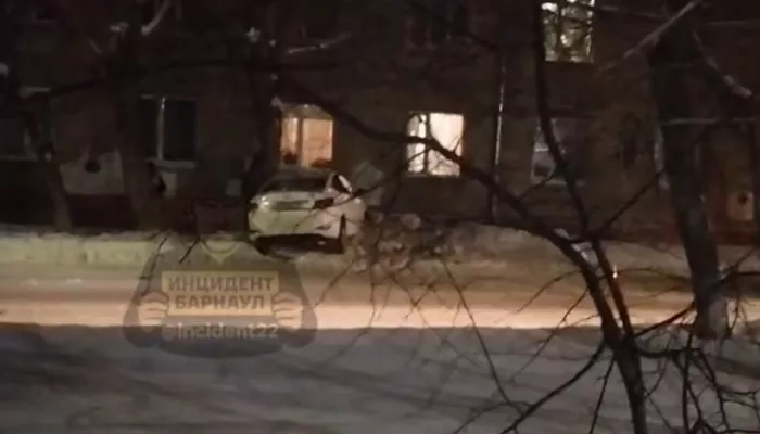 Легковушки взяли на таран столбы в разных районах Барнаула. Подробности