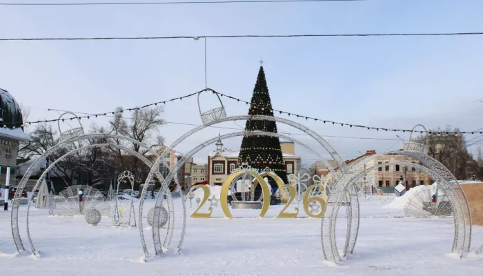 Ждем Деда Мороза: главный новогодний городок Барнаула обрел законченный вид. Фото