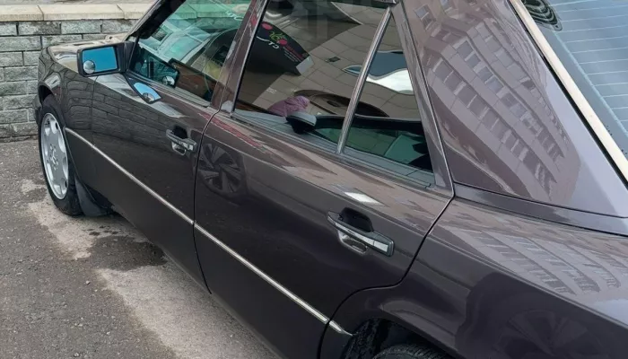 31-летний Mercedes в музейном состоянии продают за 3 млн в Барнауле. Фото