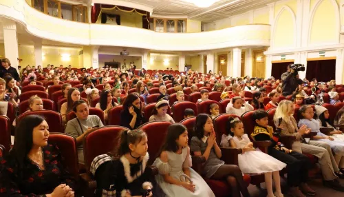 Почти 300 детей посетили елку главы Республики Алтай. Фото