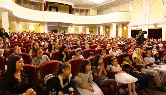 Почти 300 детей посетили елку главы Республики Алтай. Фото