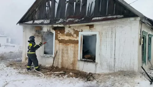 Мужчина погиб в загоревшемся из-за печки доме в Алтайском крае