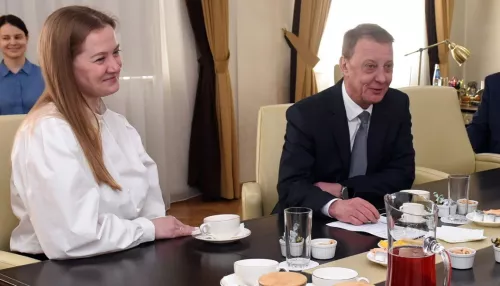 Глава Барнаула пригласил семью барнаульцев на чай и вручил новогодние подарки