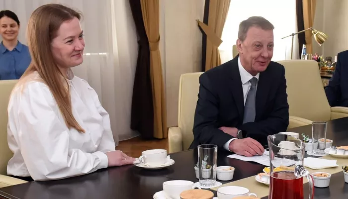 Глава Барнаула пригласил семью барнаульцев на чай и вручил новогодние подарки