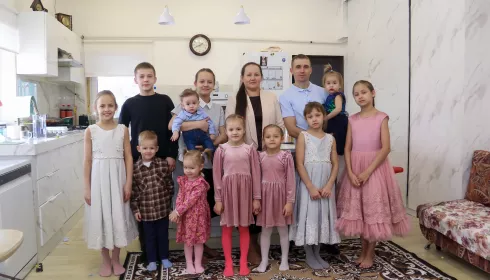 Безграничная любовь: как пара из Барнаула воспитывает четырнадцать счастливых детей