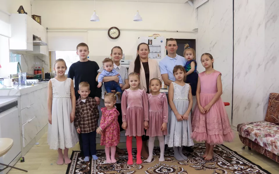 Безграничная любовь: как пара из Барнаула воспитывает четырнадцать счастливых детей