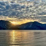 Солнечный подарок: небесное светило озарило Телецкое озеро после серых дней. Фото