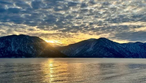 Солнечный подарок: небесное светило озарило Телецкое озеро после серых дней. Фото