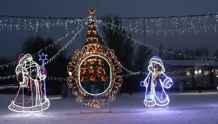 Ленинский район украсили яркими фигурами и елями. Фото предновогоднего Барнаула