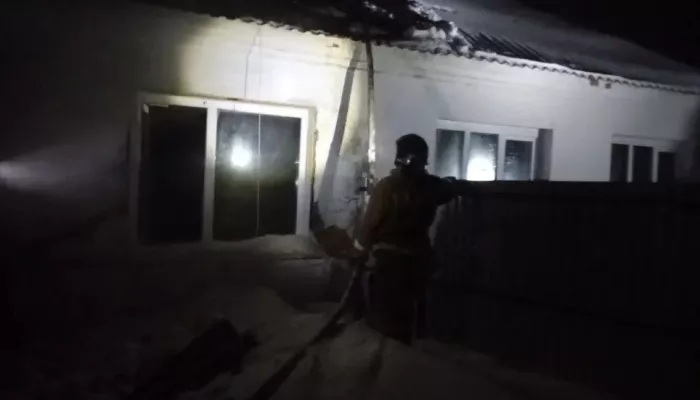 Мужчина погиб при ночном пожаре в алтайском селе из-за печки