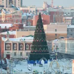 Сказочная картина: как главная елка города вписалась в историческое сердце Барнаула