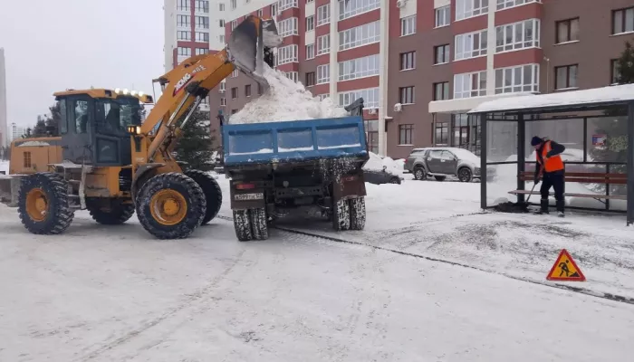 Где в Барнауле усиленно убирают дороги в снегопад. Фото