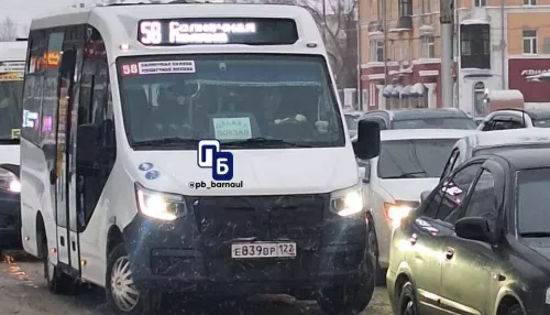 Соцсети: водитель автобуса в Барнауле нагрубил пассажирке и кинул сдачу на пол