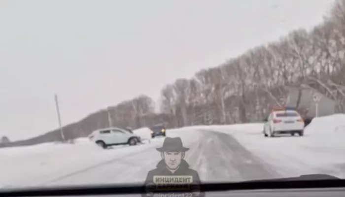 Жесткое ДТП с участием автокрана произошло на трассе Белоярск — Заринск