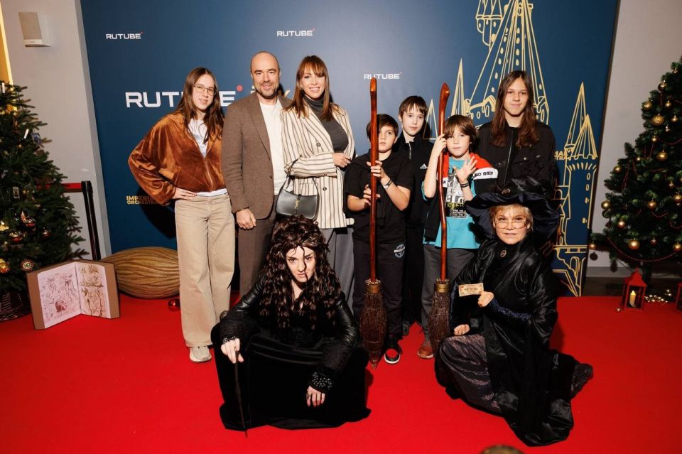 Полина Диброва с детьми и Романом Товстиком пришла на премьеру