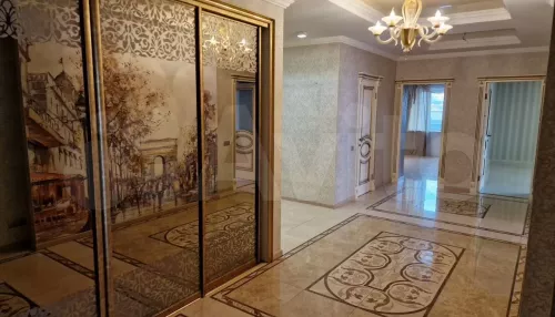 Квартиру со шведским паркетом и камином из розового мрамора продают в Барнауле. Фото