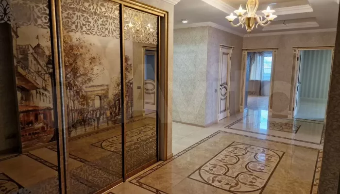 Квартиру со шведским паркетом и камином из розового мрамора продают в Барнауле. Фото