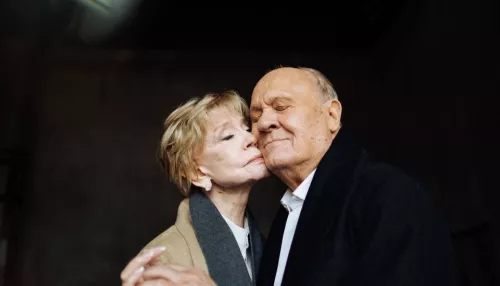 Дочь Алентовой и Меньшова высказалась об уходе мамы и показала редкие фото родителей