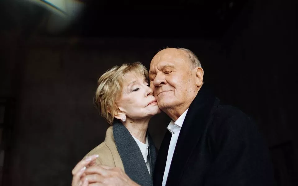 Дочь Алентовой и Меньшова высказалась об уходе мамы и показала редкие фото родителей