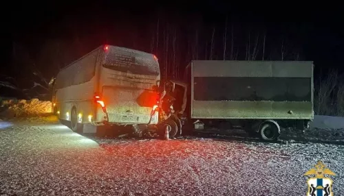 Ехавшие в новосибирский аэропорт пассажиры попали под фуру на трассе. Фото
