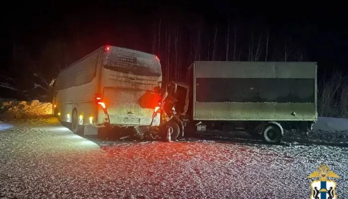 Ехавшие в новосибирский аэропорт пассажиры попали под фуру на трассе. Фото