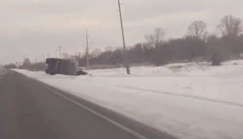 Прицеп с семечками перевернулся на трассе в Рубцовске