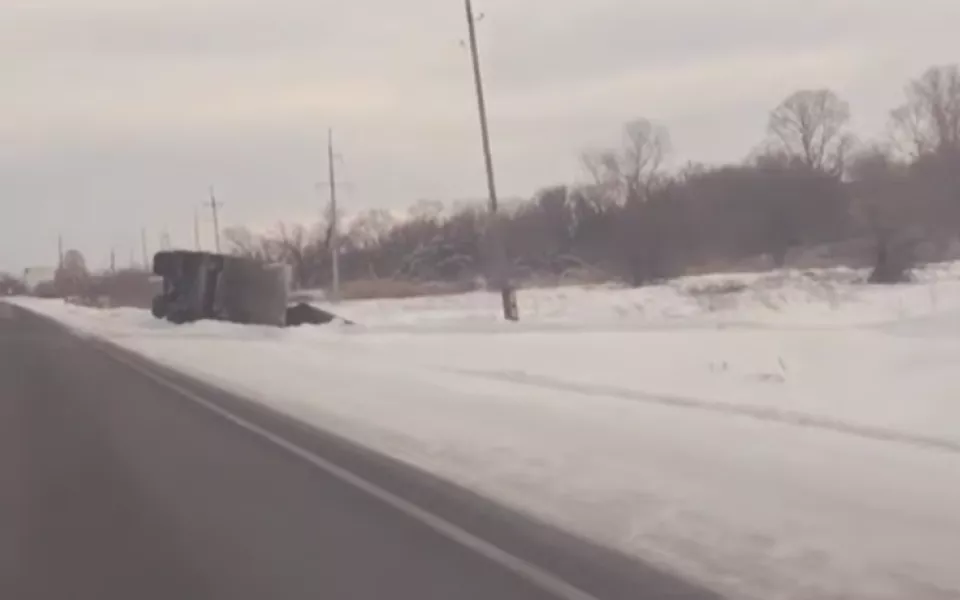 Прицеп с семечками перевернулся на трассе в Рубцовске