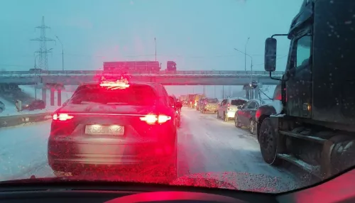 Чего стоим: огромная пробка образовалась под Барнаулом