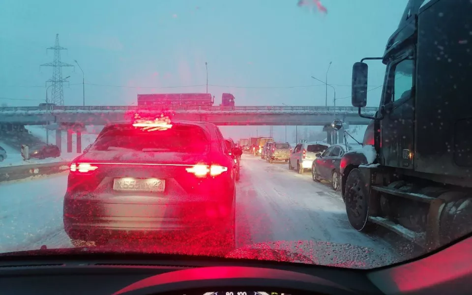 Чего стоим: огромная пробка образовалась под Барнаулом