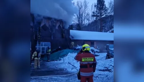 Туристическая база Юность горит в Республике Алтай
