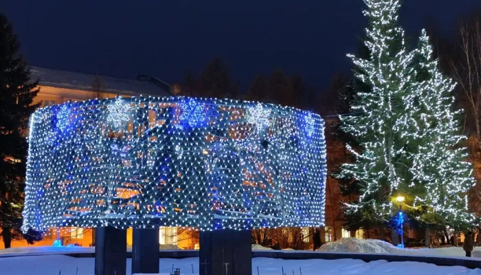 Октябрьский район засиял огнями в преддверии Нового года. Фото