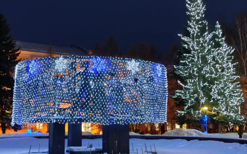 Октябрьский район засиял огнями в преддверии Нового года. Фото