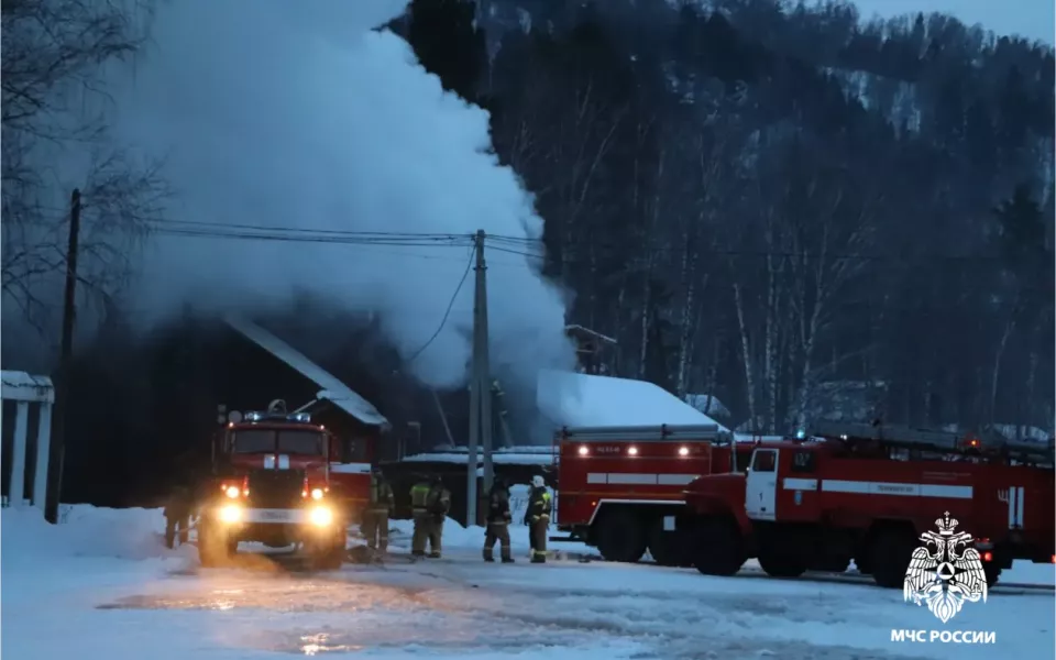 В Республике Алтай потушили крупный пожар на турбазе: что известно