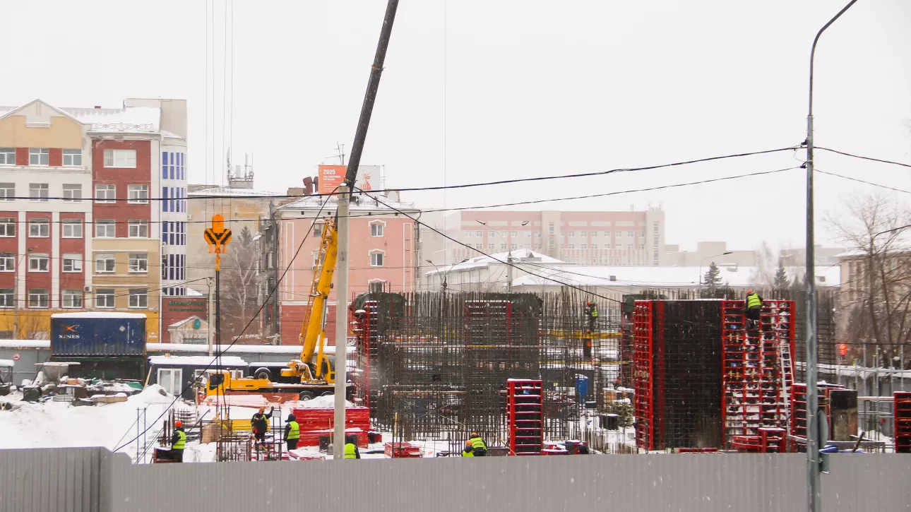 Аншлаг и зачатки стен: в предновогодние дни в центре Барнаула начал расти ЦУМ