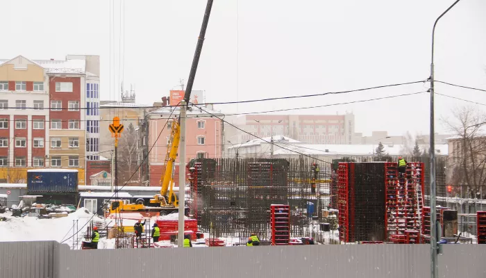 Аншлаг и зачатки стен: в предновогодние дни в центре Барнаула начал расти ЦУМ